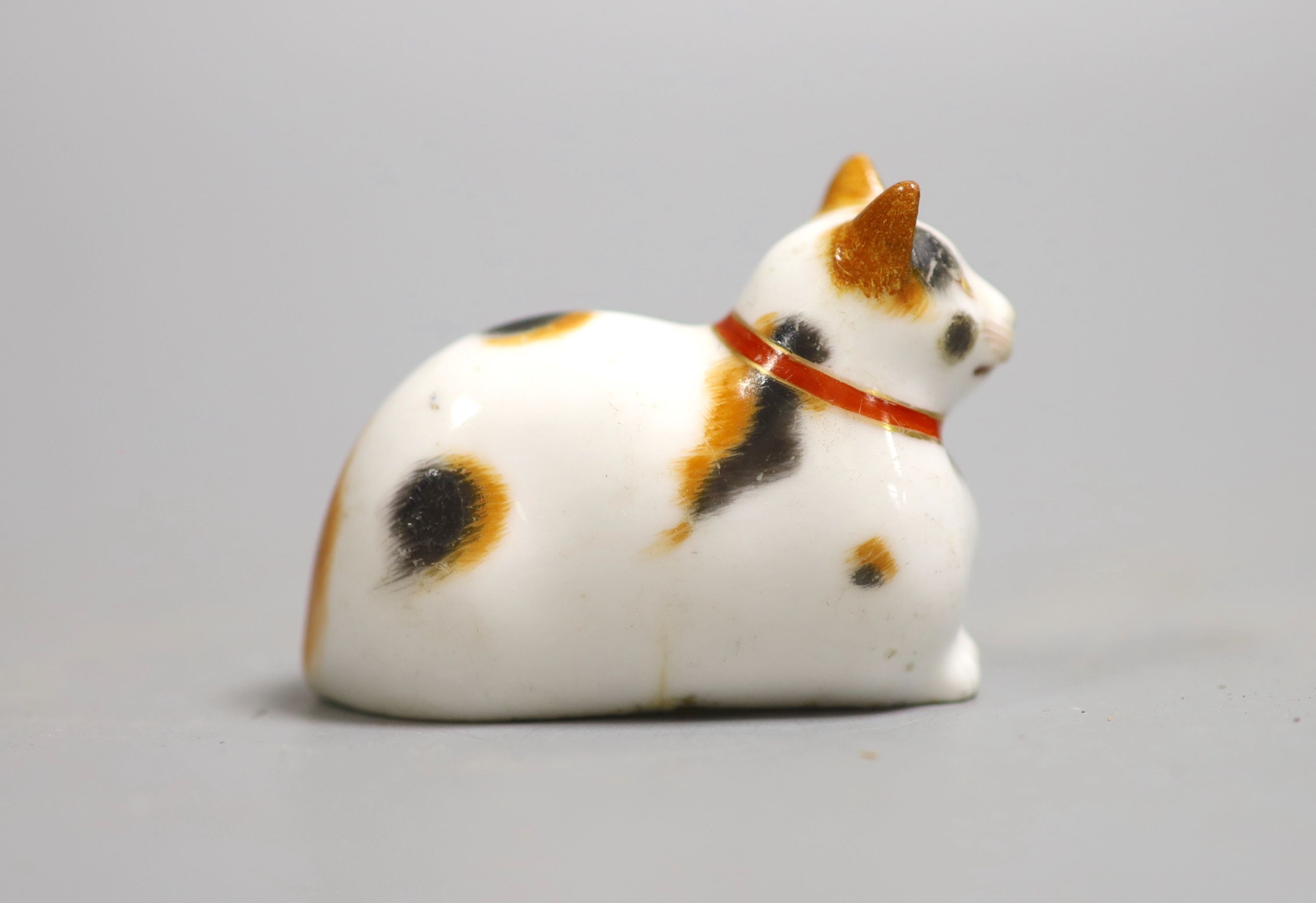 A rare Chamberlain Worcester porcelain model of a recumbent cat, c.1820-40, 6cm